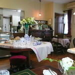 サロンド・カフェ・マンナ - お庭のお花をあしらったディスプレイも素敵