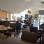 栗栗珈琲 - 窓辺に大きな焙煎機