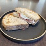 栗栗珈琲 - モヌッカの石臼全粒粉のパンを使った生ハムとチーズのサンドイッチ