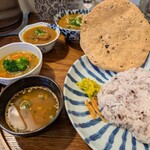 月と亀 - チキンカレー定食     追加のポークビンダルー   1450円