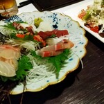 田田 - お刺身 むちゃくちゃ旨かった！！鯛に魬に鰆の湯引きに赤烏賊に蛸ブツとボリューム満点。隣はサラダです。