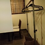 田田 - ちゃんとコートやらを掛けるハンガーもあります。高級な居酒屋でした。