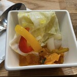 赤倉焙煎室 - カレーセットのお酢とパイナップルで漬けたキャベツ等のピクルス