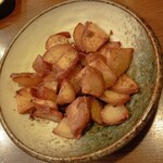 釣り魚の店舟武 - アンチョビポテト550円、味が濃くてビールに合う