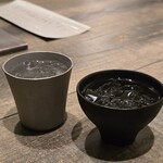 レヴォ - ・ヒノキから香りを移したジン 　・SAYSFARMのプラムジュースと砕いたクローブ