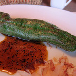 アーム・ドゥ・ギャルソン - 万願寺とうがらしにフォアグラのステーキと黒米を詰めてある物