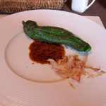 万願寺とうがらしにフォアグラのステーキと黒米を詰めてある物