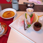 アーム・ドゥ・ギャルソン - デザート　ガトーショコラ、フランボワーズのムース
      アールグレーの紅茶のシフォン、バニラアイスクリーム
      ベリーと白玉、フルーツの盛り合わせ、飴細工、焼きプリン