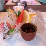 アーム・ドゥ・ギャルソン - デザート　ガトーショコラ、フランボワーズのムース
      アールグレーの紅茶のシフォン、バニラアイスクリーム
      ベリーと白玉、フルーツの盛り合わせ、飴細工、焼きプリン