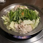 やみつき餃子ダイニング　虎舞 - 来た時のもつ鍋(塩)