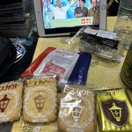 馬車道十番館 - マドレーヌとビスカウトが戦利品。