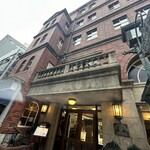 馬車道十番館 - 周りの建物とは別格。