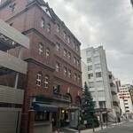 馬車道十番館 - オフィス街にドーンと煉瓦造りの