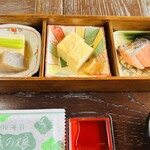 かしわや本店 - 炊き合わせ＆出汁巻玉子＆鮭塩焼き