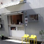 Coquette - 神田司町の裏通りに、黄色い椅子が２脚