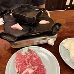 馬肉料理 吉兆 - 鉄板に馬の脂をのせて溶かし、肉を焼いていきます