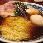 鶏出汁中華そば 珀寛流 - 中華そば 醤油 中盛り 味玉付。