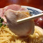 鶏出汁中華そば 珀寛流 - 鶏チャーシュー。