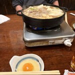 馬肉料理 吉兆 - 卵をつけて食べます。
