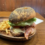 クアアイナ 丸ビル店 - スモークモントレージャックベーコンバーガー。美味し。