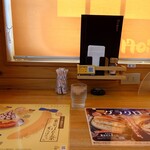 珈琲所コメダ珈琲店 - 窓際カウンター席