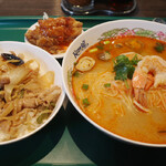 ゲウチャイ - Bラーメンセット(1045円) 海老入りトムヤムビーフン、豚肉とクラゲのショウガ炒めごはん、揚げ鶏のチリソース