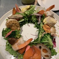 RACINES - ボリュームたっぷり。盛り付けも綺麗なサラダ