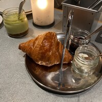 RACINES - サラダにはクロワッサンも付いていた