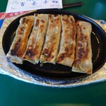 百香亭 - 料理写真:鉄板餃子