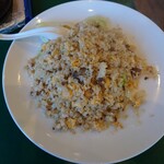百香亭 - 叉焼レタス炒飯　お皿もかなり大きい
