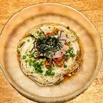 本鳥久 - 鶏刺しキムチそうめん１　　
      ぷるっとした刺しとキムチの最強コラボ
