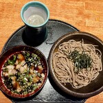 本鳥久 - 鴨つけそば１　　だし汁に鴨肉がふんだんに入る