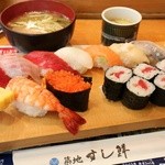 築地すし鮮 - ランチにぎり1.5人前 10貫巻物1本 1600円。