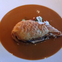 sentiamo - 鯛焼の料理名ですが、皮の中味は真鯛のポワレと、マッシュルームのデュクセルでした。
