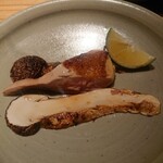 とり茶太郎 - ・ホロホロ鳥のもも炙りと宮城県の松茸 
       肉厚な松茸を贅沢に頂きました