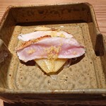 とり茶太郎 - ・タタキ食べ比べ ホロホロ鳥と比内地鶏
       