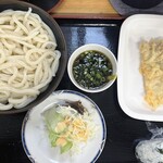 麺紡 - 鶏天ざるとおむすびとサラダ