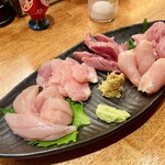 本鳥久 - 5種盛り（ささみ、裏もも、そり、くび、むね）
      鳥肉の部位は100種類以上あり、これはそのうちの5%に満たないという
      くび…せせりの反対側にある付け根部分のこと
      