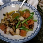 虹河 - たことトマトとニンニク茎炒め