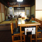 Moriyasu - 2013.09　テーブル席と奥の座敷席