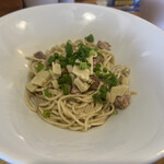 中華蕎麦 はざま - 限定和え玉　アンチョビ+バター　これは疑問手です。アンチョビの生臭さが旨さを上回っているのと、バターの水準が低いのが目立ってしまう。カルピスバターで作ったらぐんと美味しくなりそう。