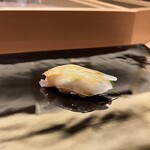 寺子屋 すし匠 - かわはぎのにぎり（芽ネギと肝入り）