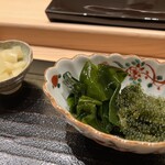 寺子屋 すし匠 - 海ぶどうとわかめと賽の目切りのガリ