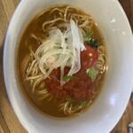 中華蕎麦 はざま - トマトを混ぜないで食べると、アレ？って感じ。ところがトマトを混ぜるとアラ不思議、ピントが合うがごとく、『わかりやすい』『旨い』が現れます