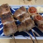 炉端や 大崎 - 肉巻串　レタス　にんにくの芽　ミニトマト　☆4.0