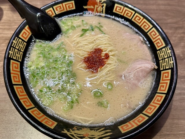 新宿一蘭の待ってるところにある扇風機 新宿一蘭の待ってるところにある扇風機 一蘭の「味集中カウンター」