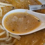 手打ちラーメン 谷家 - 味噌ネギラーメンのスープアップ
