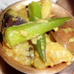 オクラ、茄子、じゃがいものタルカリ