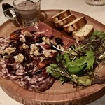 サンチョ・パンサ - 生ハム、チョリソの盛合せ　スペイン産生ハムにイベリコ豚サラミ。サラミは塩が強い。レバーパテ。