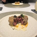 肉割烹 重㐂 - 神戸牛レアメンチカツ キャビアのせ